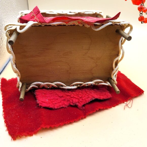 Vintage Dollhouse Red 4 Poster Canopy Bed + Beaded Chandelier Set dh905 - Picture 10 of 10